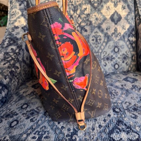 Louis Vuitton Roses Neverfull MM - Picture 7 of 16